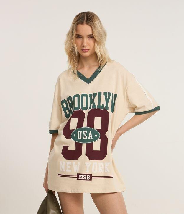 Camiseta Over em Algodão com Decote V e Estampa Lettering Brooklyn - 1