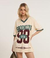 Camiseta Over em Algodão com Decote V e Estampa Lettering Brooklyn - 1