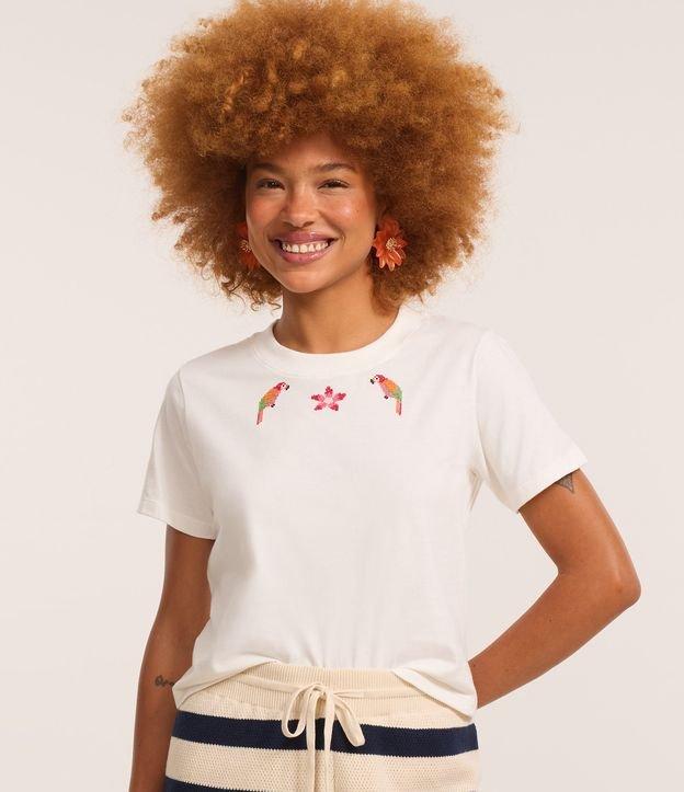 Blusa Baby Look com Bordado de Arara e Flor na Gola - 2