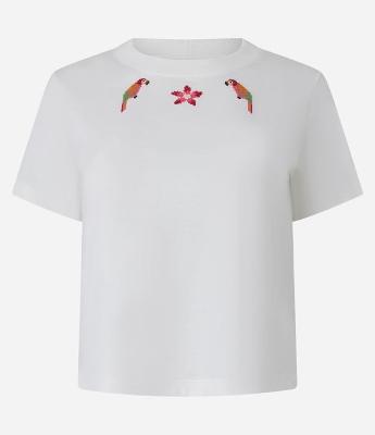 Blusa Baby Look com Bordado de Arara e Flor na Gola