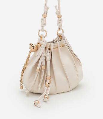 Bolsa Bucket Pequena Fechamento de Saco com Detalhes em Metal Boho Romântico