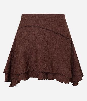 Saia Curta Evasê com Texturas e Sobreposições com Barra Assimétrica