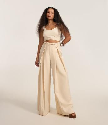 Calça Pantalona Alfaiatada com Pregas e Cinto