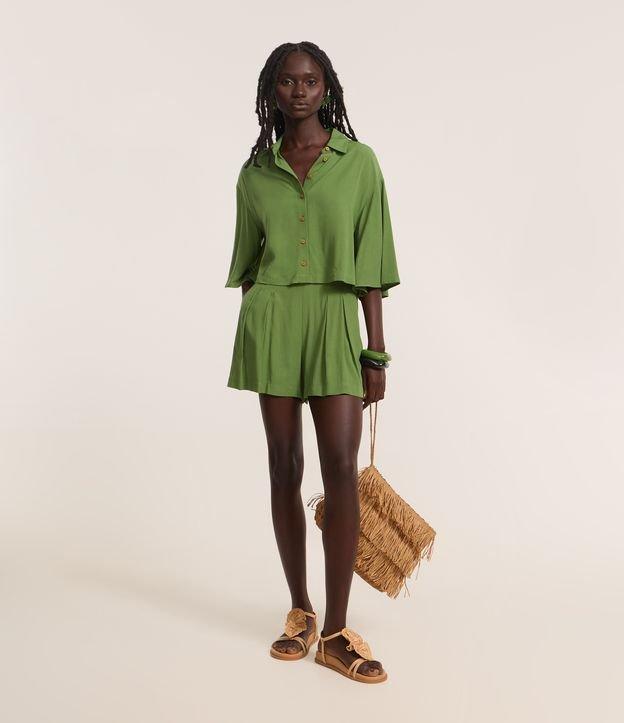 Short Curto com Pregas e Bolsos - 2