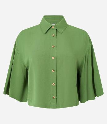 Camisa Curta com Mangas Amplas e Fechamento por Botões