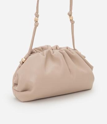 Bolsa Transversal Pequena com Detalhes em Metal e Alça de Cordão Boho Romântico