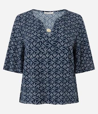 Blusa Bata em Viscose com Miçanga no Decote e Estampa Folhagem