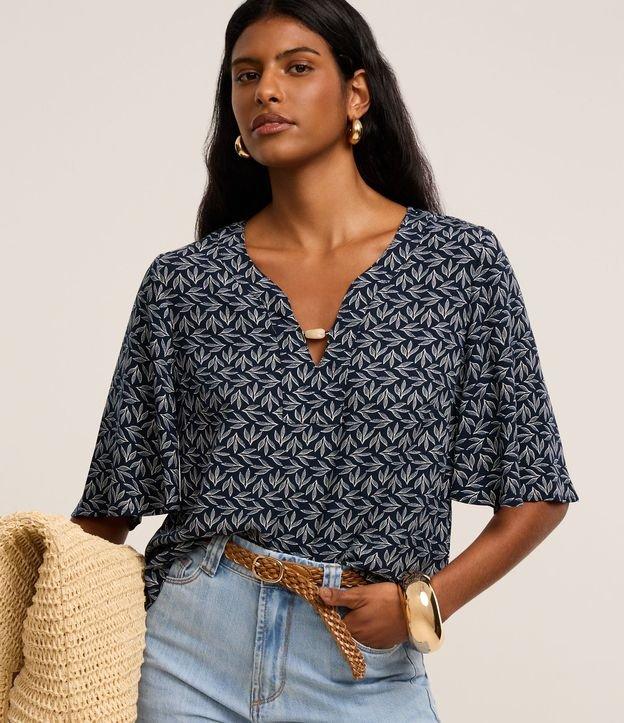Blusa Bata em Viscose com Miçanga no Decote e Estampa Folhagem - 2
