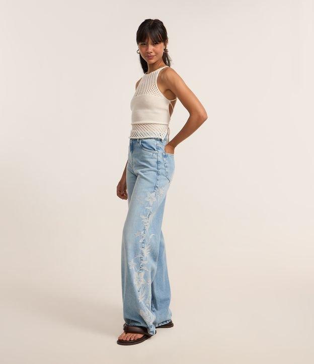 Calça Wide Leg em Jeans com Bordado Floral Lateral - 2