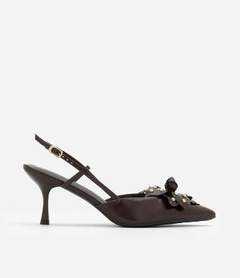 Sapato Slingaback com Flor e Cravinhos