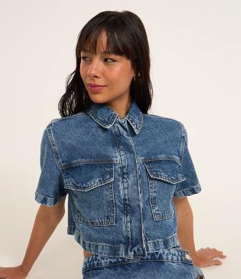 Camisa Cropped em Jeans com Bolsos e Vista de Botões