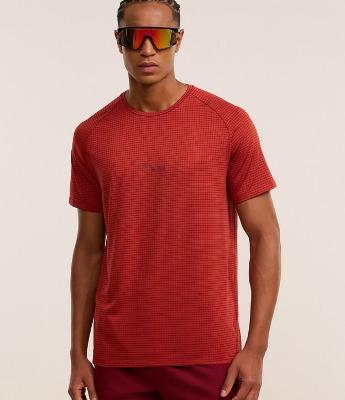 Camiseta Esportiva Regular com Estampa Quadriculada e Texturizada