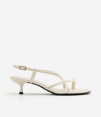 Sandália com Tiras Finas Assimétricas e Dedeira Bold