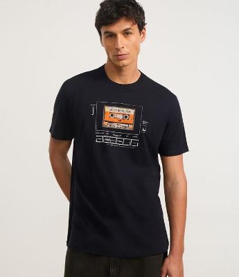 Camiseta Comfort em Algodão com Estampa de Fita Cassete e Lettering Best Hits 1984
