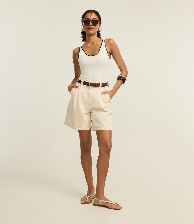 Bermuda em Sarja com Pregas e Costura Contrastante - 1