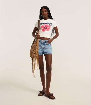 Short Cintura Média em Jeans com Pingente Peixe