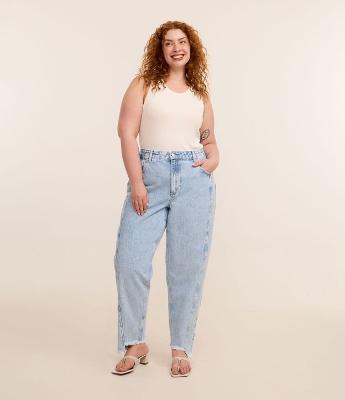 Calça Mom em Jeans com Tachas e Barra Desfiada Curve & Plus Size