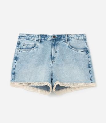 Short Boyfriend em Jeans com Rendinha Guipir na Barra