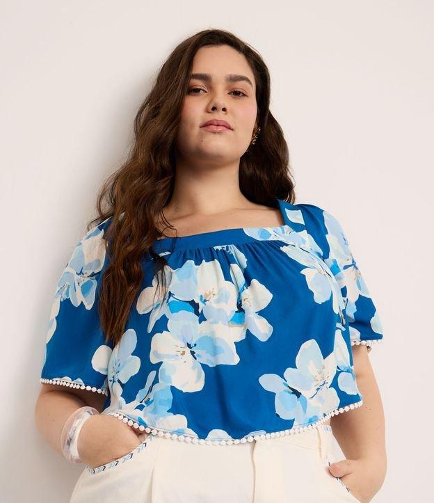 Blusa em Viscose Floral com Manga Evasê e Aviamentos Curve & Plus Size - 1