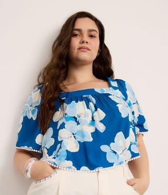Blusa em Viscose Floral com Manga Evasê e Aviamentos Curve & Plus Size