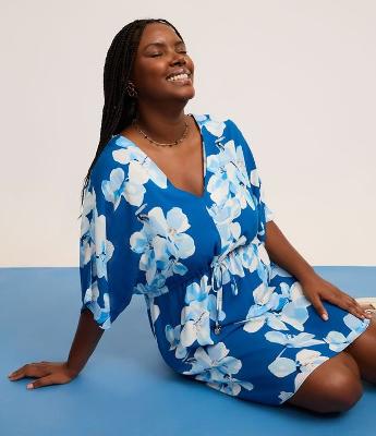 Vestido Curto em Chalis Floral com Manga Morcego e Amarração na Cintura Curve & Plus Size