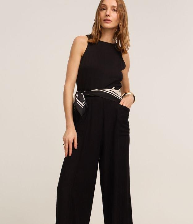 Macacão em Viscose com Alça Larga e Bolsos - 2