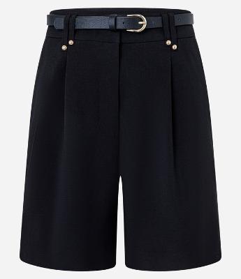 Short Alfaiatado com Pregas e Cinto Fino de PU