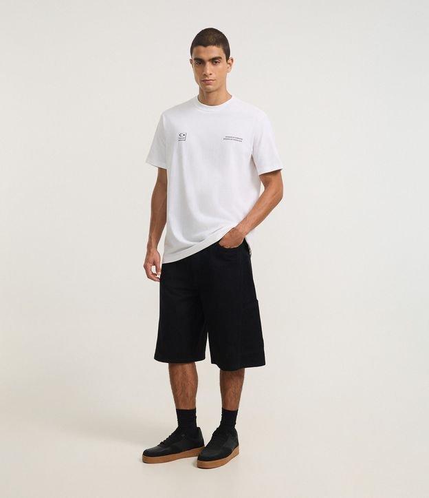 Bermuda Baggy Relaxed em Sarja com Recortes Deslocados e Bolso Lateral - 2