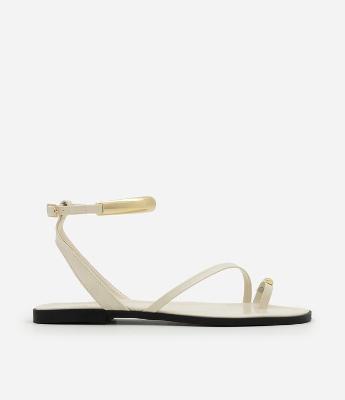 Sandália Rasteira com Detalhes Bold