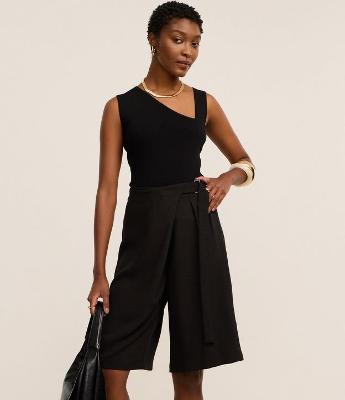 Bermuda Reta Alfaiatada com Cintura Deslocada e Pregas