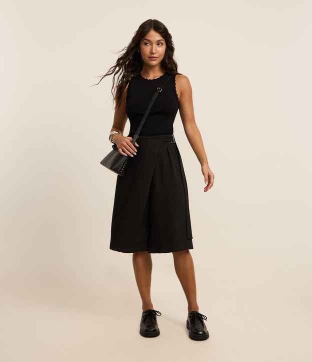 Bermuda Reta Alfaiatada com Cintura Deslocada e Pregas - 2