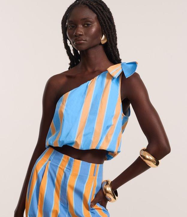 Blusa Cropped Listrada em Tricoline com Laço no Ombro Só - 2