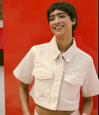 Camisa Cropped em Sarja com Bolsos e Lapela