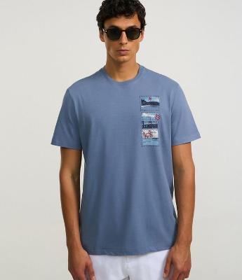 Camiseta em Algodão com Estampa Localizada de Fotografias