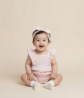 Macaquinho em Tricoline com Babado Broderie e Faixa de Cabelo - Tam 0 a 18 Meses - 2