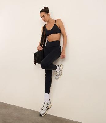 Calça Legging Esportiva com Cós Transpassado e sem Gancho Frontal