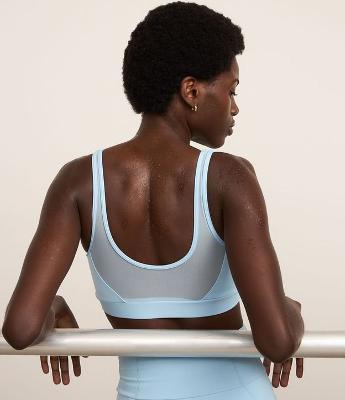 Top Esportivo em Microfibra com Recortes de Tule