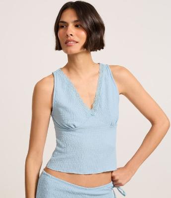Blusa Regata em Anarruga Decote V com Detalhe em Renda