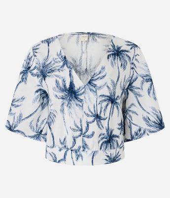 Blusa em Viscolinho com Estampa Coqueiros e Decote V