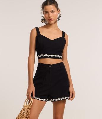 Short Curto com Linho e Bordado na Barra