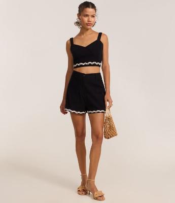 Blusa Cropped com Linho e Bordado na Barra