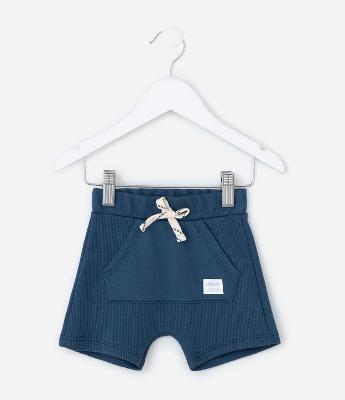 Bermuda Infantil com Bolso Canguru e Textura Waffle - Tam 0 a 18 Meses