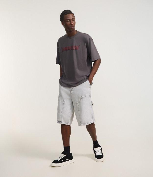 Bermuda Baggy em Jeans com Bolso Carpenter - 1