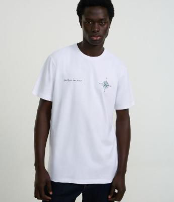 Camiseta Comfort em Algodão com Estampa de  Bussola e Lettering Sun Route Sailboat