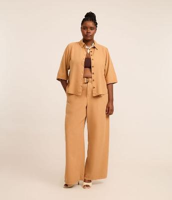 Calça Pantalona em Sarja Leve com Liocel e Cinto Curve & Plus Size