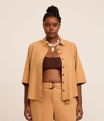 Camisa em Sarja com Pespontos e Barra Larga Curve & Plus Size