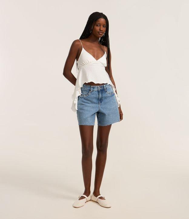 Short Cintura Médio em Jeans com Tachas e Barra Cortada - 1