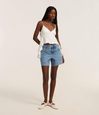 Short em Jeans com Tachas e Barra Cortada