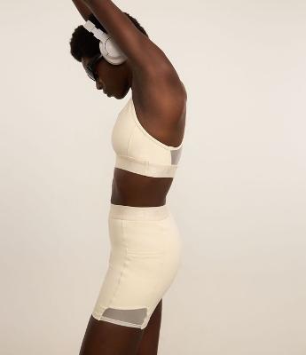 Bermuda Esportiva em Microfibra Pesada com Cós Elástico e Bolsos