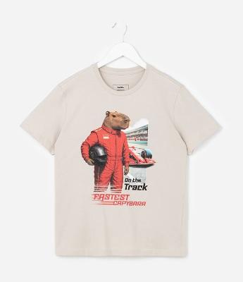 Camiseta Infantil Regular com Estampa de Capivara Automobilista - Tam 5 a 14 Anos